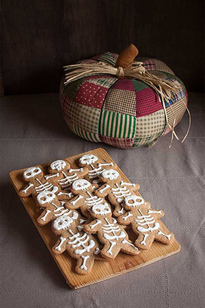 Gingerbread-men-decorados-con-glasa-como-esqueletos