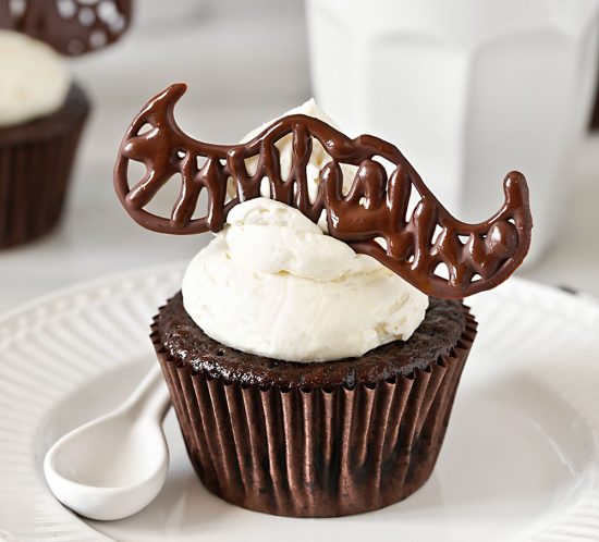 Receta magdalenas con bigotes para el Día del Padre