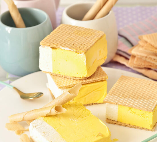 Helado fácil de mango y vainilla en barra