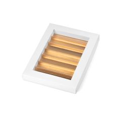 Caja para 20 bombones blanca con base dorada 22 cm